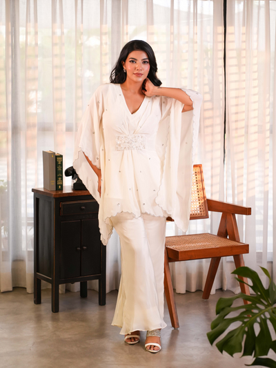  VERA kaftan set! Made from premium Italian crepe, this set features a chic belt handwork and flare pants. 